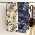 Detail eines Seidenschals mit Blumenmuster, feinen Nähten und elegantem Faltenwurf - Marineblau / 66*178cm
