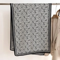 Détail d'une écharpe élégante à motif rose noir et blanc avec un blazer beige - 66*178cm / Motif de Rose Noire (FSM-19)