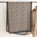 Détails d'une écharpe beige élégante avec motifs floraux noirs et textures fines - 66*178cm / Motif de Rose Kaki (FSM-19)