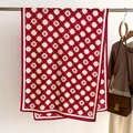 Dettaglio di sciarpa a pois rossa e crema con motivi floreali di camelia e seta satin - Rosso