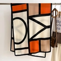 Détail d'une écharpe en soie légère avec motif géométrique coloré et drapé élégant - Beige Orange (FSM-13)