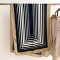 Gros plan d'un foulard en soie rayé avec motifs en U géométriques sur un cintre - Noir (FSM-17-Noir)