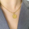 Collier médaille ange dorée avec pendentif en relief et chaîne cordelette pour femme - Style Ange Or