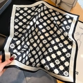 Seidenschal mit Polka-Dot-Muster, Kamelien-Motiven und elegantem schwarzem Rand - Schwarz
