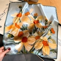 Pañuelo cuadrado de seda con estampado floral al óleo amarillo y naranja en madera azul - 53*53cm / Amarillo Floral
