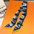 Gros plan du foulard en soie bleu marine à imprimé animal sur boîte orange luxe - 5*85cm / Bleu Marine Bordure Jaune (TLP-197-Bord Jaune)