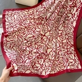 Détail du motif floral rose rouge sur une écharpe beige surdimensionnée raffinée - Style Floral de Rose (HSM-8-Rouge)