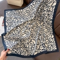 Détail d'un foulard carré à motif de roses noires et blanches au toucher laineux - Style Floral de Rose (HSM-8-Bleu Marine)