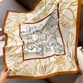 Gros plan d'un foulard en soie à fleurs avec bordure caramel sur fond de cuir sombre - 90*90cm / Beige (HSM-20)