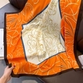 Détail d'un foulard en soie vintage avec bordures orange et motifs floraux classiques - 90*90cm / Orange (HSM-20)