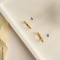Vista dettagliata di anelli minimalisti dorati a catena e corda su vassoio bianco - US 6 / Stile Catena Rettangolare (Oro A)