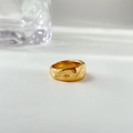 Detailaufnahme eines dicken Goldrings mit unregelmäßiger Lavatextur und Metallglanz - US 6 / Falten-Lava-Stil