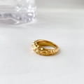 Detail eines französischen Vintage-Goldrings mit gehämmerter Meteoritenkrater-Textur - US 6 / Meteoritenkrater-Stil
