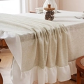 Mantel de lino con elegantes bordes blancos con volantes en un cálido ambiente hogareño beige - 140*100cm / Verde Vainilla