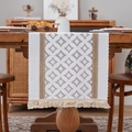 Chemin de table boho en coton et lin avec motif géométrique et pompons faits main - Motif de Pièces / 35*150cm
