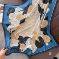 Gros plan d'une écharpe fleurie à camélias montrant la texture douce et les motifs bleus - 90*90cm / Bleu