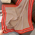 Détail d'un foulard carré en soie avec bord rouge et motifs géométriques variés - Rouge