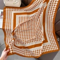 Écharpe en soie à motif pied-de-poule orange et blanc sur cuir avec accessoires de mode - 90*90cm / Orange