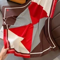 Dettaglio di un foulard in seta con motivi geometrici, cuori rossi e strisce - Rosso