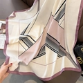 Détail du motif géométrique à rayures et de la texture douce de ce foulard carré en soie - Blanc
