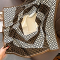 Gros plan d'un foulard carré en soie avec motif monogramme géométrique aux tons marron - Bordure Marron (HSM-11)