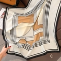 Dettaglio di morbida sciarpa a righe con motivi geometrici color caffè e nero - 90*90cm / Cachi