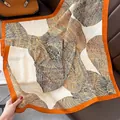 Dettaglio di un foulard quadrato 90cm con linee astratte e bordi arancioni brillanti - Bordo Arancione