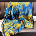 Zijden sjaal met blauw-geel marmerpatroon op lederen bank met chique mode-accessoires - 90*180cm / Blauw