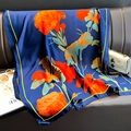 Elegante sciarpa in seta blu navy con fiori arancioni e bordo giallo brillante - 90*180cm / Blu navy