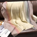 Sciarpa in seta champagne con motivi geometrici colorati su sfondo di pelle marrone - 180cm x 90cm / Albicocca