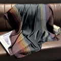 Dettaglio di un foulard in seta con motivi a catena e lucentezza su pelle - 180cm x 90cm / Nero