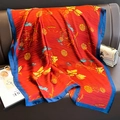Pañuelo de seda rojo con bordes azules y motivos tradicionales de loto chino - Rojo Brillante (F-340-4-Rojo)