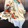 Detailansicht Seidenschal mit exquisitem Vogel- und Blumenmuster auf elfenbeinfarbenem Stoff - 90*180cm / Beige