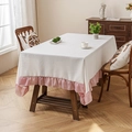 Tovaglia rettangolare in lino crema con balza rosa tenue su un tavolo di legno - 140x100CM / Bianco (Volant Rosa)