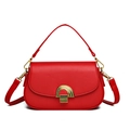 Bolso de hombro rojo tipo montura en cuero sintético con cierre dorado y correa ajustable - Rojo