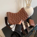 Sac hobo marron plissé avec large bandoulière géométrique et petit portefeuille - Sac à Épaule Plissé with Mini Pochette (Marron) / Marron