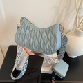 Sac hobo bleu clair au design plissé et matelassé avec une large bandoulière à motifs - Sac à Épaule Plissé with Mini Pochette (Bleu) / Bleu