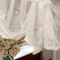 Tenda di pizzo bianco con ricami floreali 3D e fiocco decorativo in un ambiente bagno - Standard / Bianco