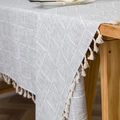 Camino de mesa a cuadros gris claro de algodón y lino con borlas en una mesa de madera - Gris / 140*90