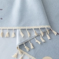 Tovaglia nordica in PVC azzurro con motivi a pois grigi e finiture con nappe color panna - 140*180cm / Grigio (Stampa Lampadina)