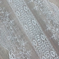 Chemin de table en dentelle blanche avec broderie florale complexe et pompons - 30*200cm / Blanc