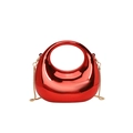 Mini bolso media luna de acrílico rojo brillante con correa de cadena dorada extraíble - Rojo