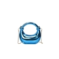 Bolso de mano azul metálico brillante con asa redonda y cadena dorada larga - Azul
