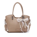Sac seau beige tendance avec texture litchi et nœud en perles et dentelle pour femme - Kaki