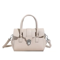 Schicke beige Boston Handtasche mit Kieselleder-Struktur und silberner Schild-Schließe - Graubeige