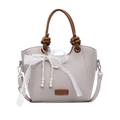 Hellgraue Handtasche aus genarbtem Leder mit braunen Griffen und Spitzen-Perlen-Anhänger - Beige