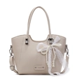 Elegante beige Beuteltasche mit Spitze-Perlen-Anhänger und verstellbarem Schultergurt - Gebrochenes Weiß