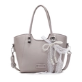 Violett-graue Beuteltasche aus Leder mit elegantem Perlen- und Spitzenanhänger - Beige