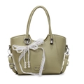 Sac cabas vert clair en cuir grainé avec charm nœud en dentelle perlée et bandoulière - Vert