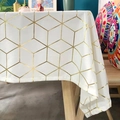 Weiße Samt-Tischdecke mit goldenen geometrischen Würfelmustern auf Holztisch - 140*100cm / Weiß